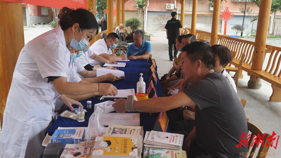 县中医院：义诊走到“家门口”，中医疗法惠群众