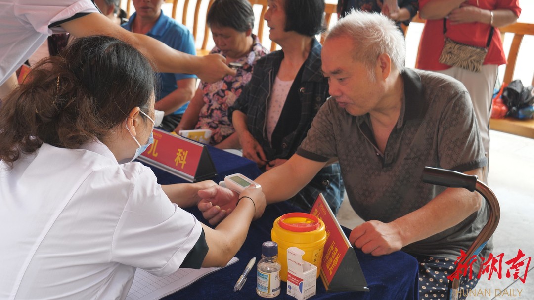 县中医院：义诊走到“家门口”，中医疗法惠群众