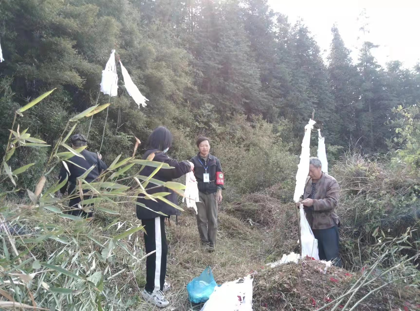 【林长制】地四方村倡导文明祭祀，筑牢森林“防火墙”