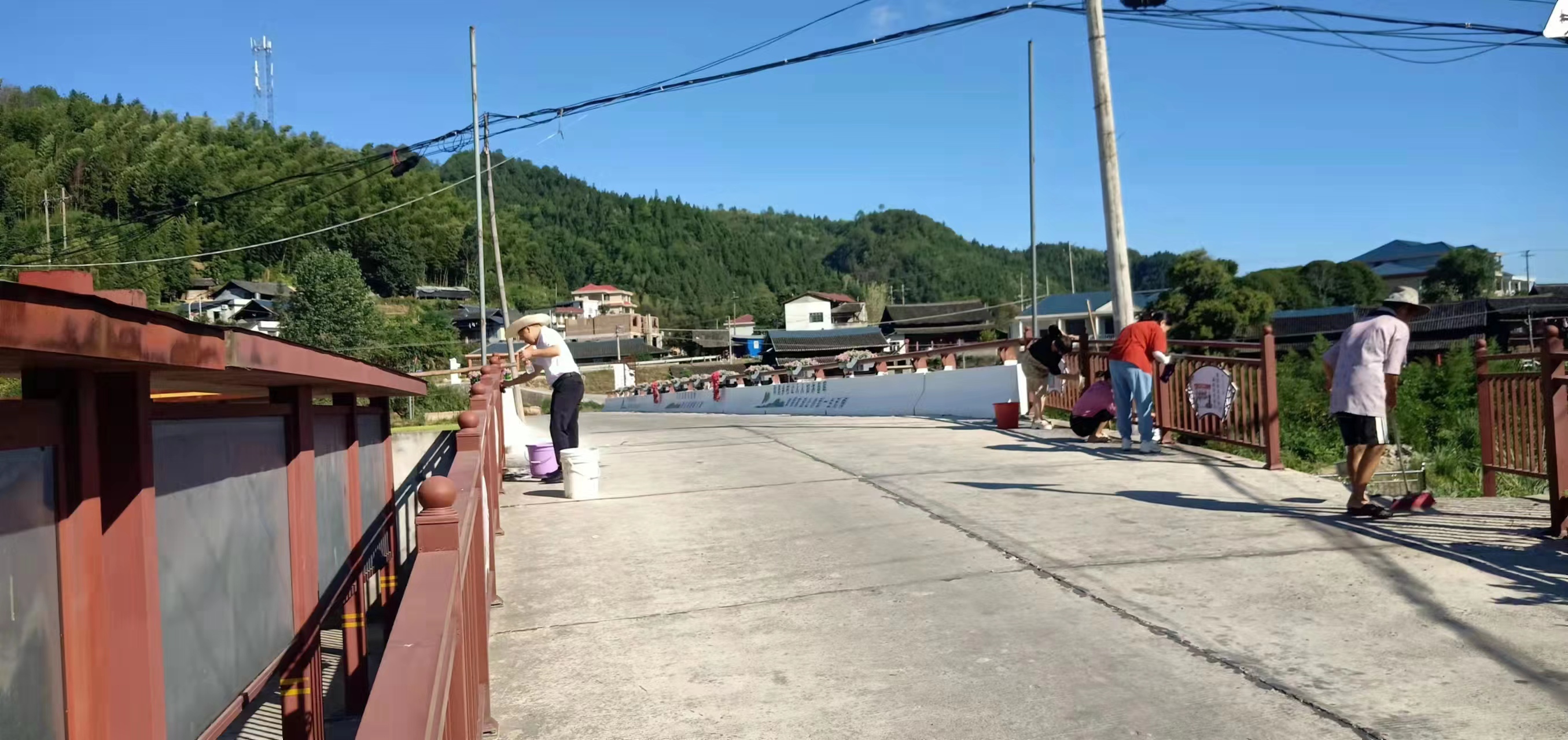 8月地四方村党员、统战小组长和志愿者开展人居环境整治行动