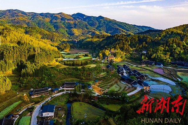 作品赏析︱雪峰村之晨