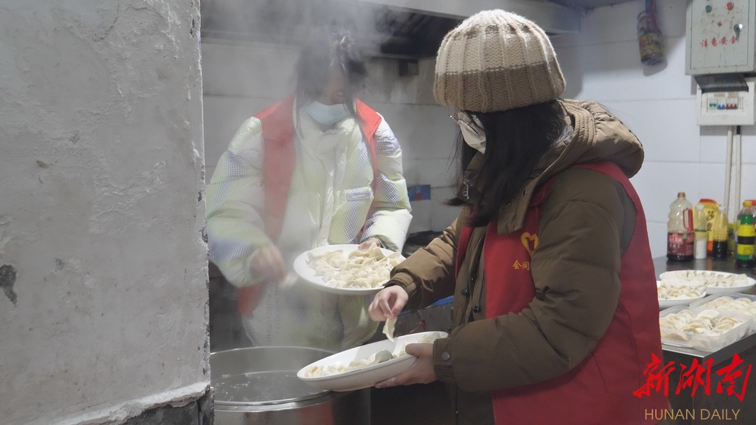 大学生志愿者为环卫工人送上新年祝福