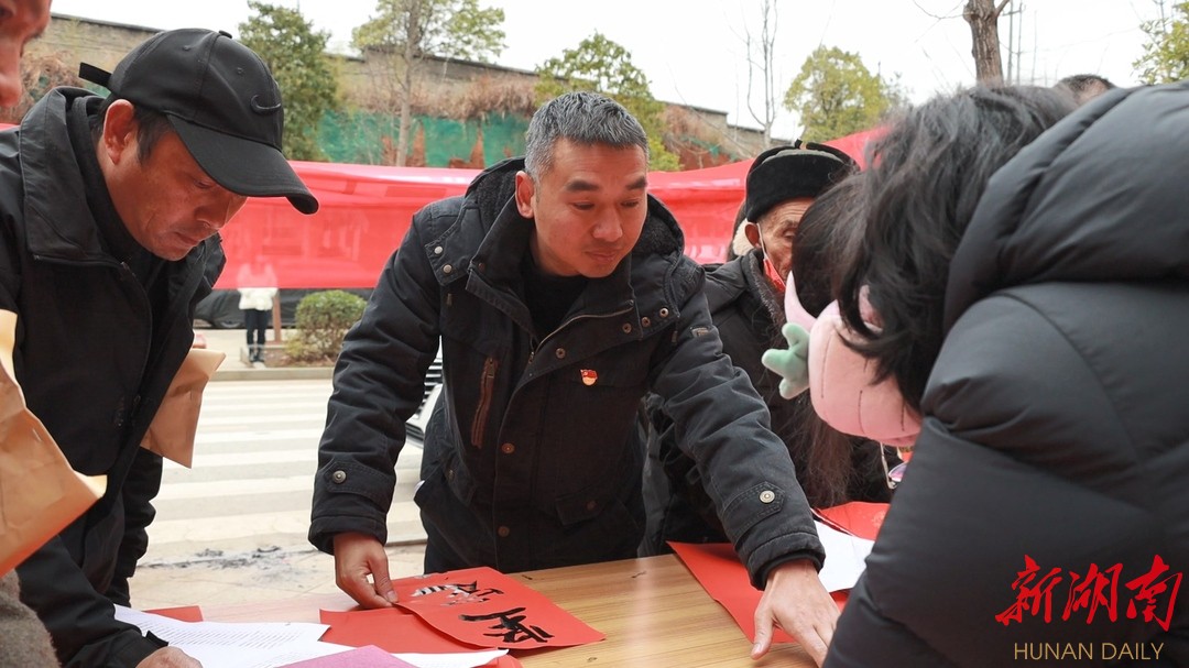 新春走基层 | 会同：“迎春送福”到 安置区里日子甜