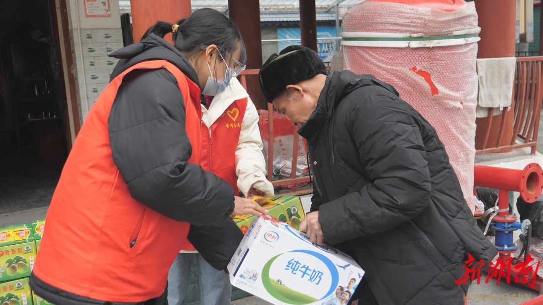 寒冬里传温情，会同志愿者为老人送上“新年礼物”
