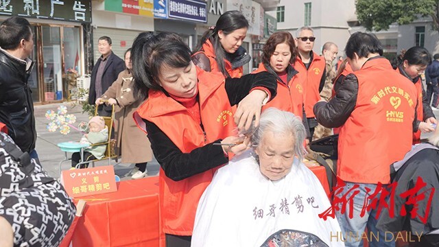 “不管什么活动只要差人你就叫上我，大不了我关下店门就是”——记最美志愿者郑元妹