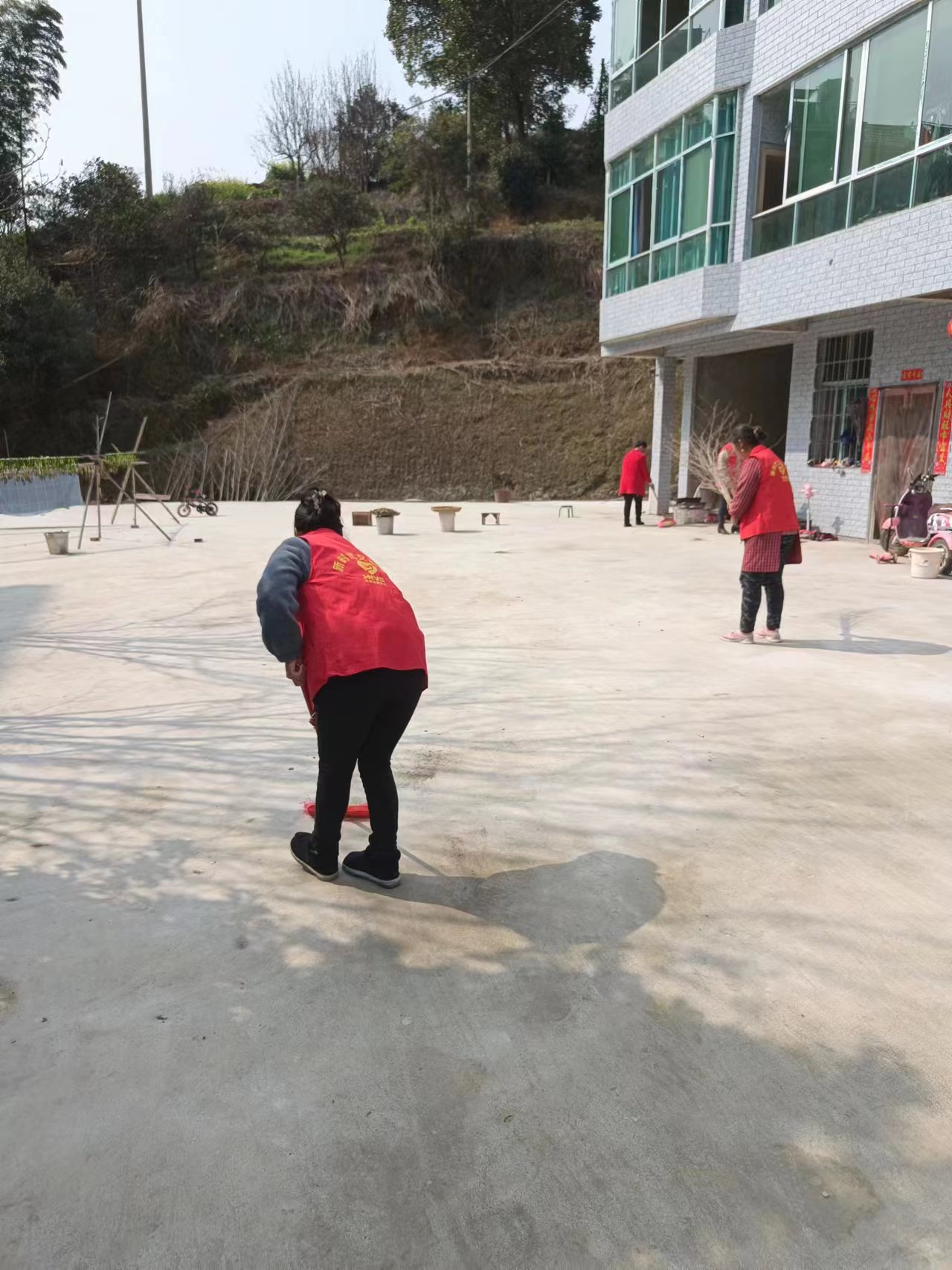 2023年沙溪村三八妇女节上门为监测户打扫卫生