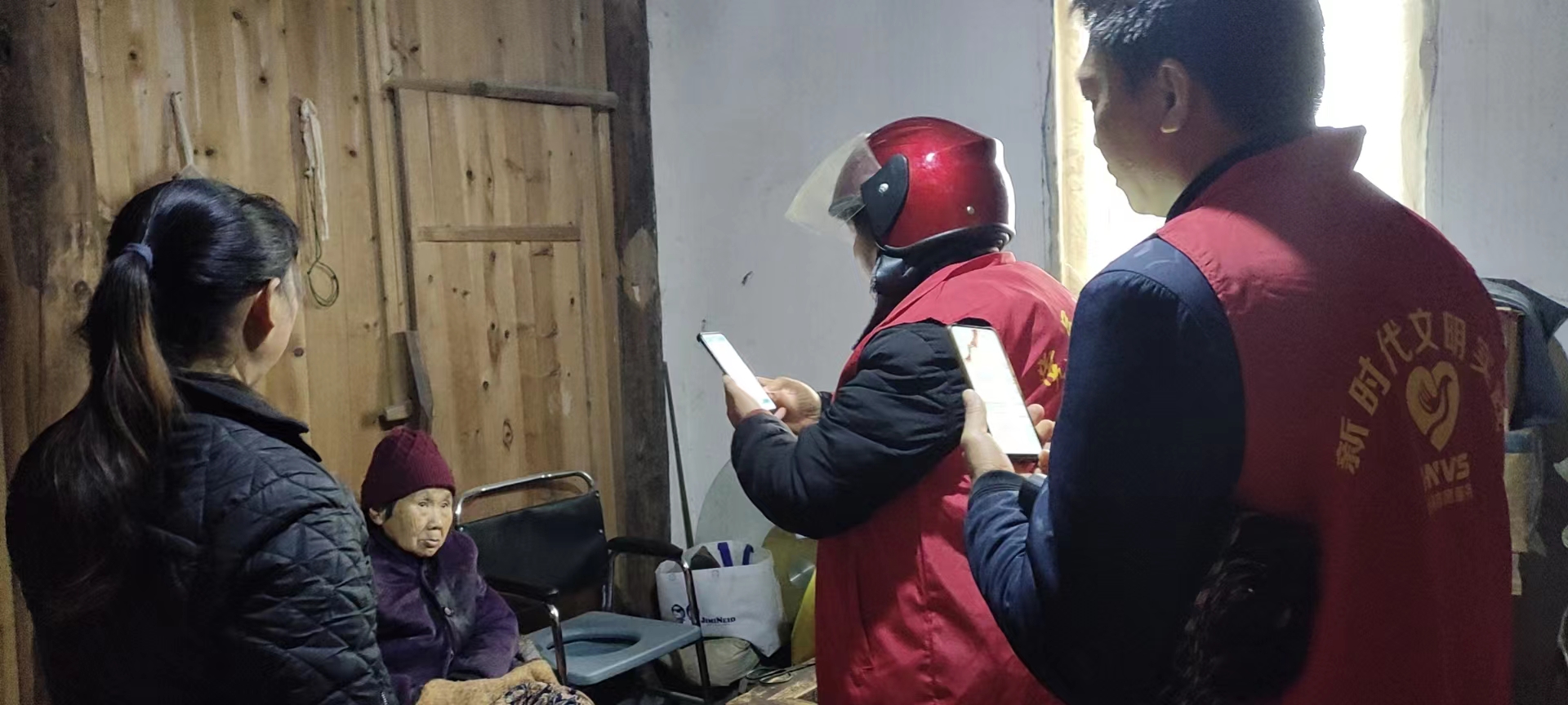 3月开展入户为行动不便老人老年生成论证