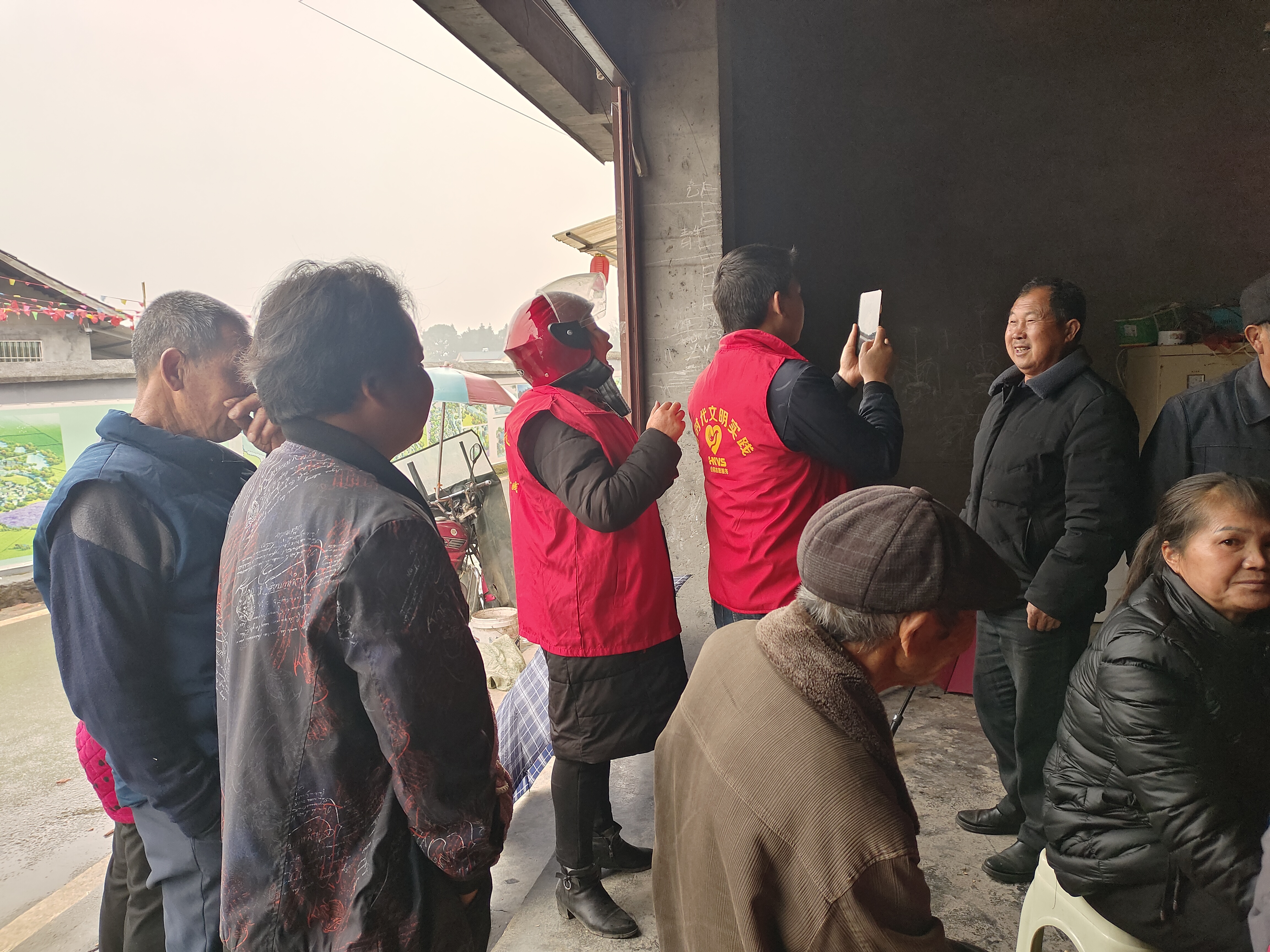3月开展入户为行动不便老人老年生成论证