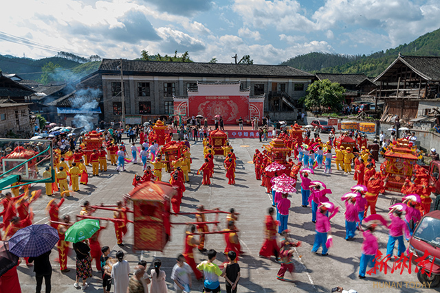 高椅古村“黑饭节”饱了眼福饱口福：观集体婚礼、尝古村黑饭、赏民俗表演