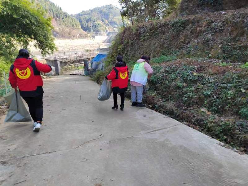 朗江社区志愿者服务活动(河道清理)