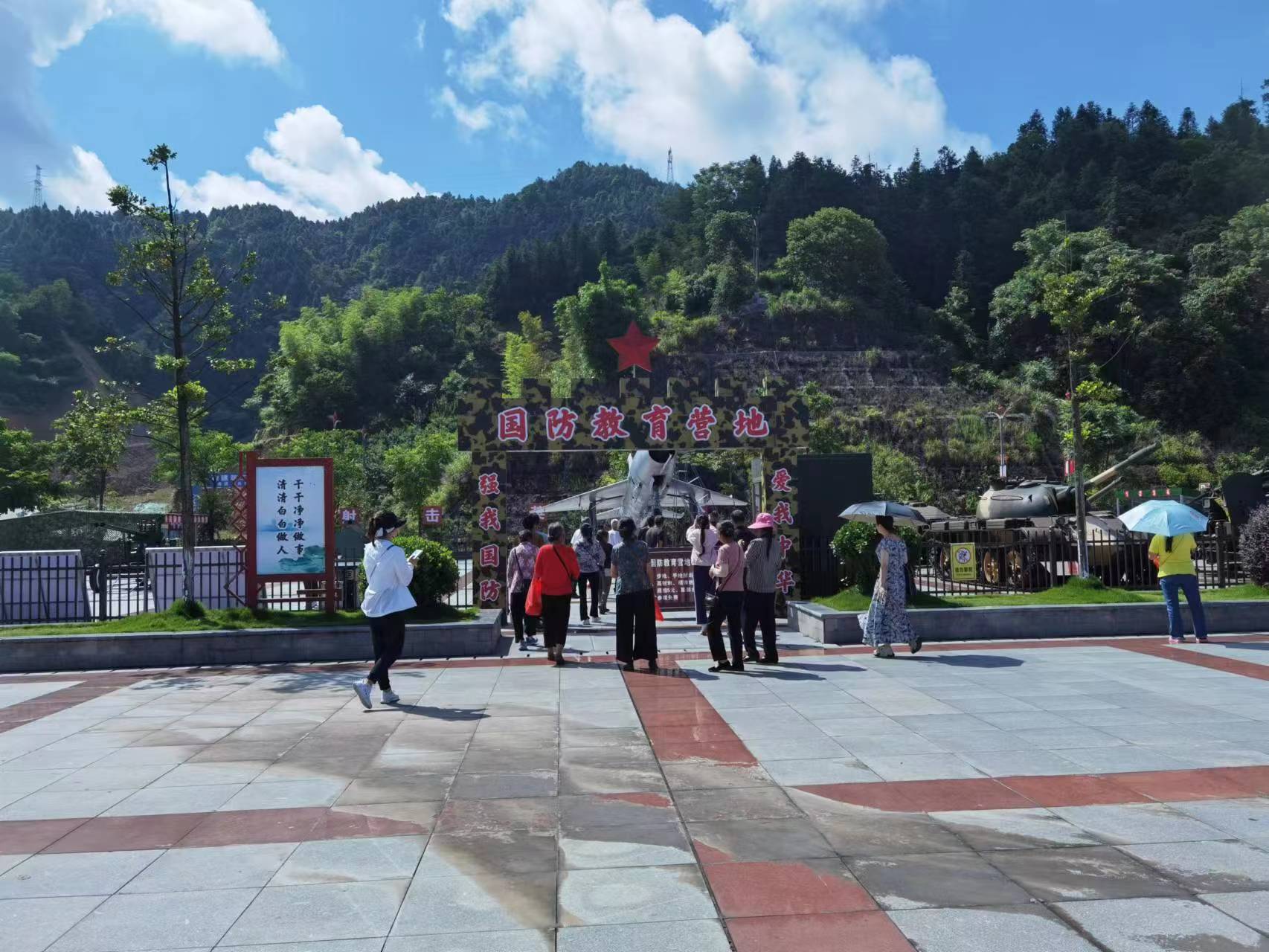 落溪村组织党员参观通道转兵红色基地
