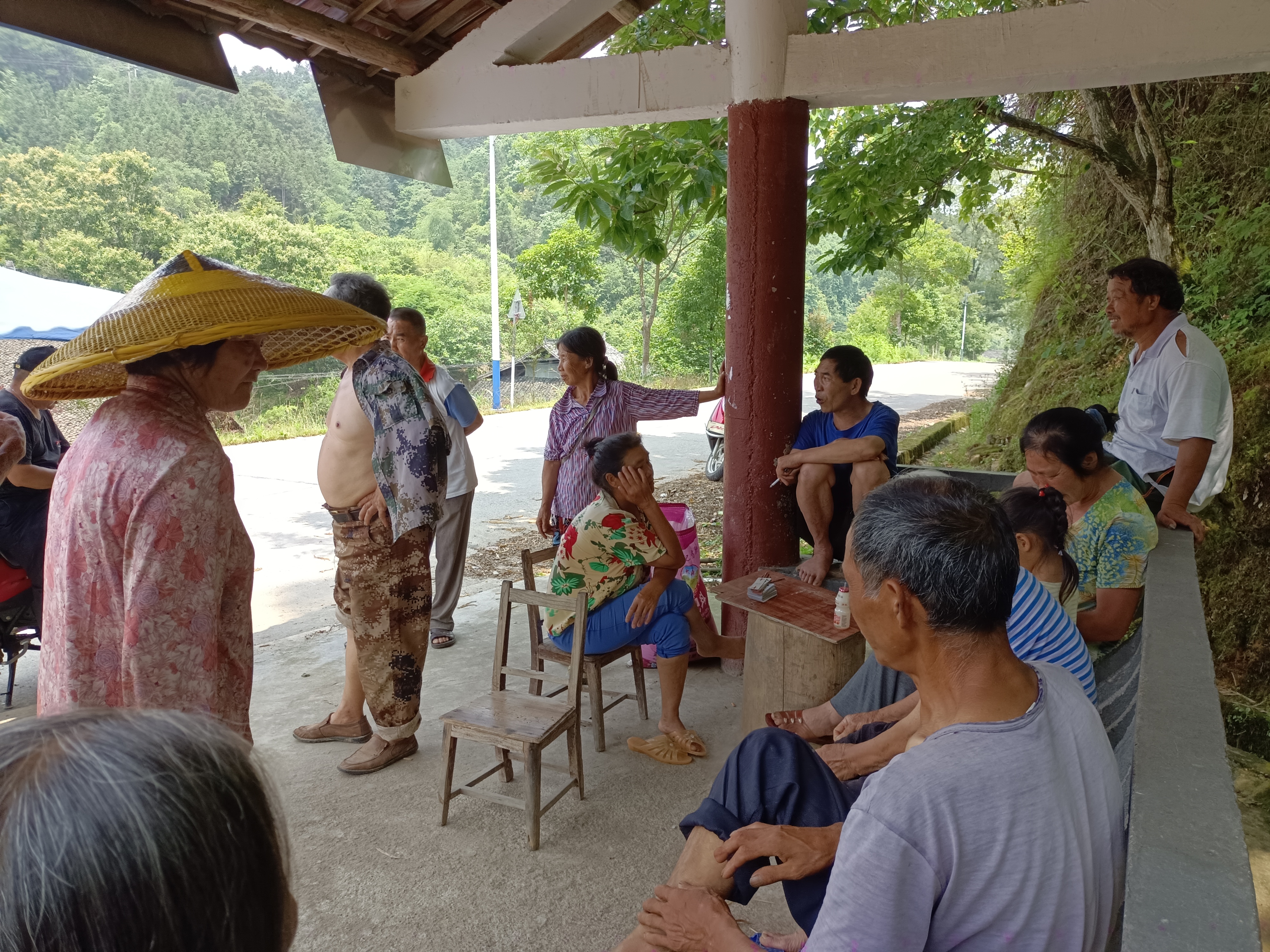 龙坡村村民代表到团寨召开屋场会