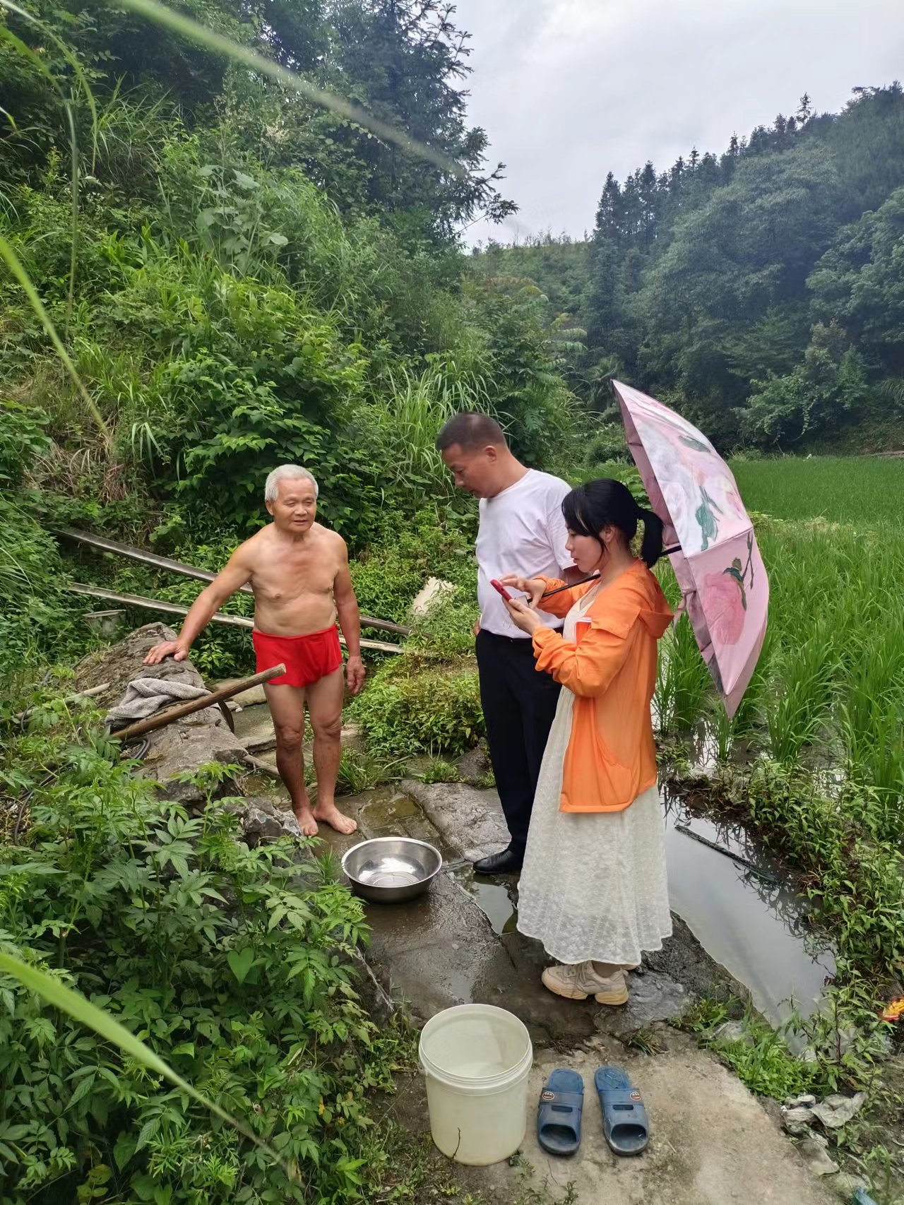 相见村村支两委上门为村上行动不便老人做老年认证
