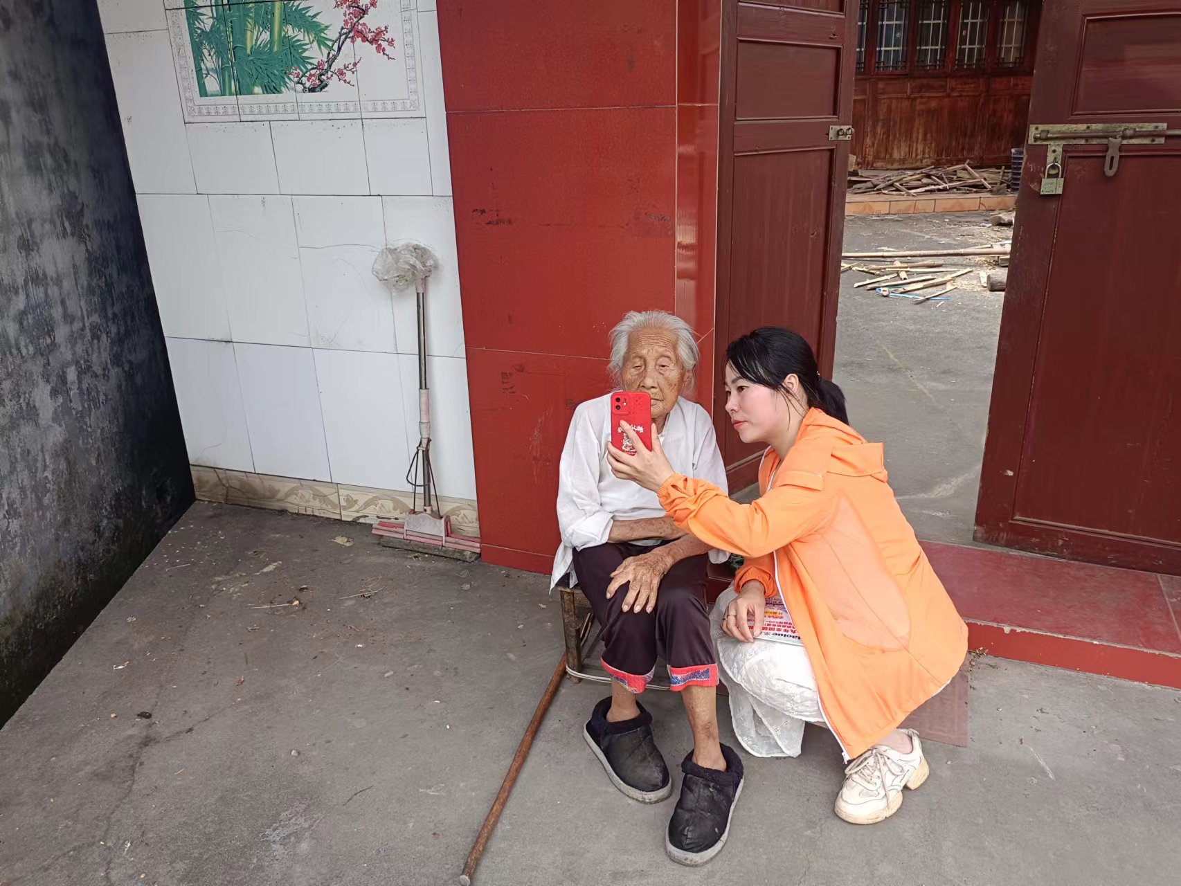 相见村村支两委上门为村上行动不便老人做老年认证