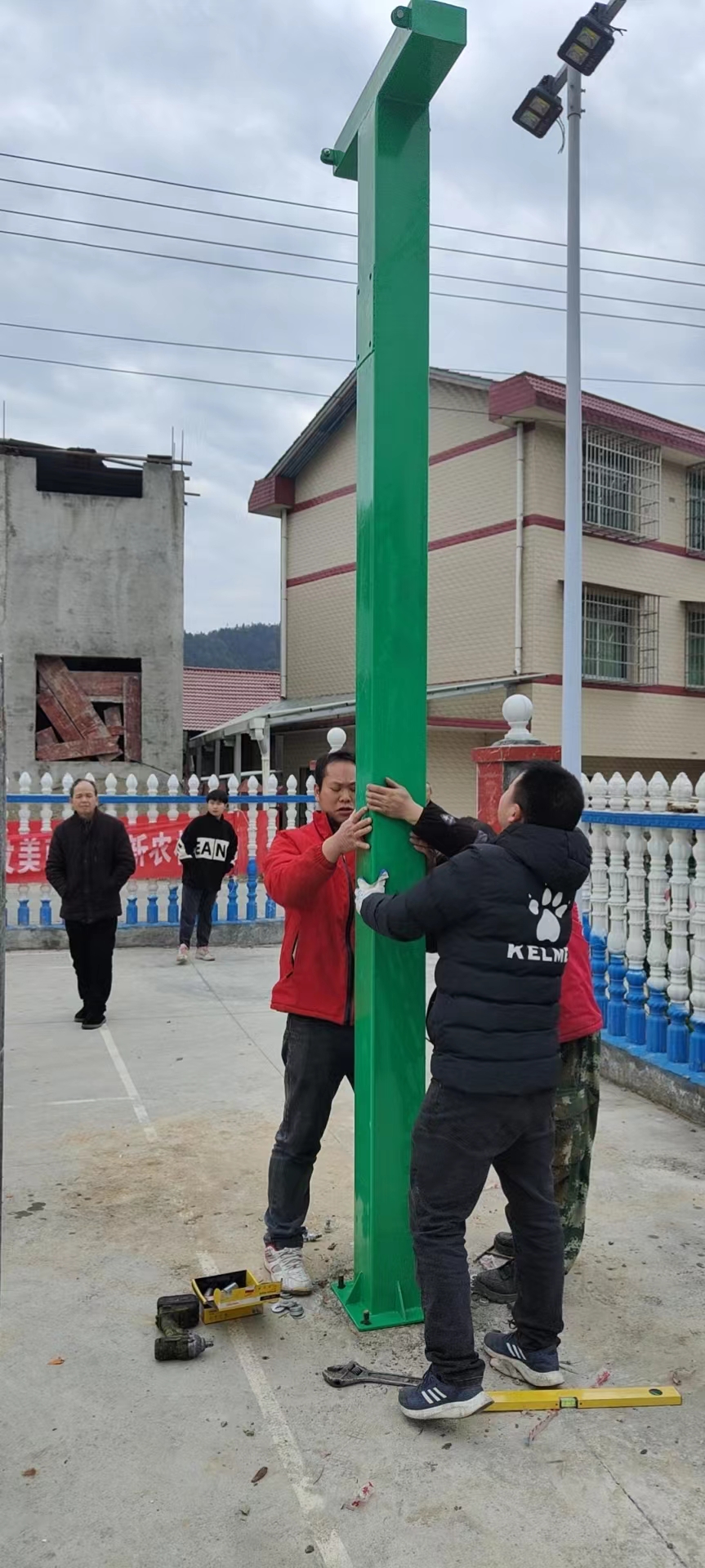 客寨溪村后盾单位入村指导篮球架安装