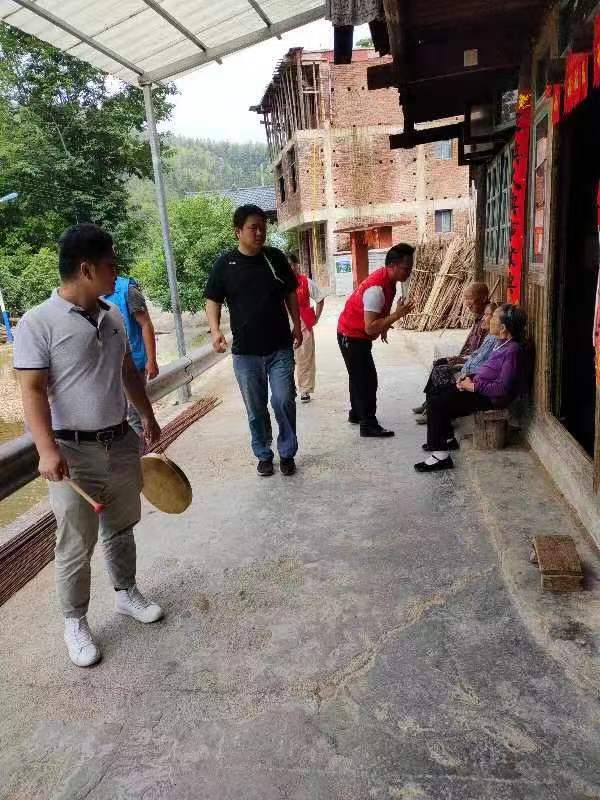 冲脚羊村进行安全生产入组入户宣传