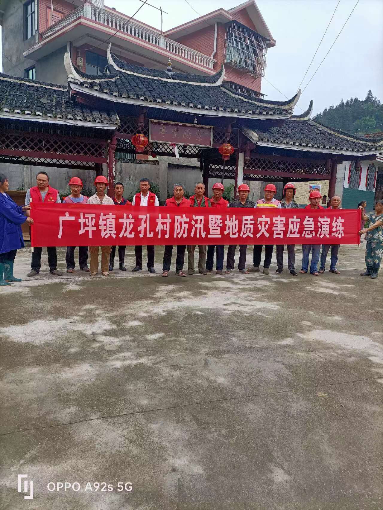 上户宣传人居环境和防溺水等资料