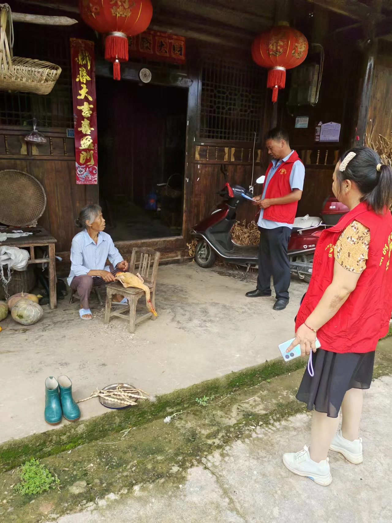 上户宣传人居环境和防溺水等资料