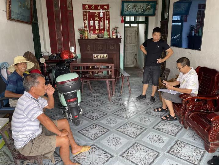 邻长入户走访群众