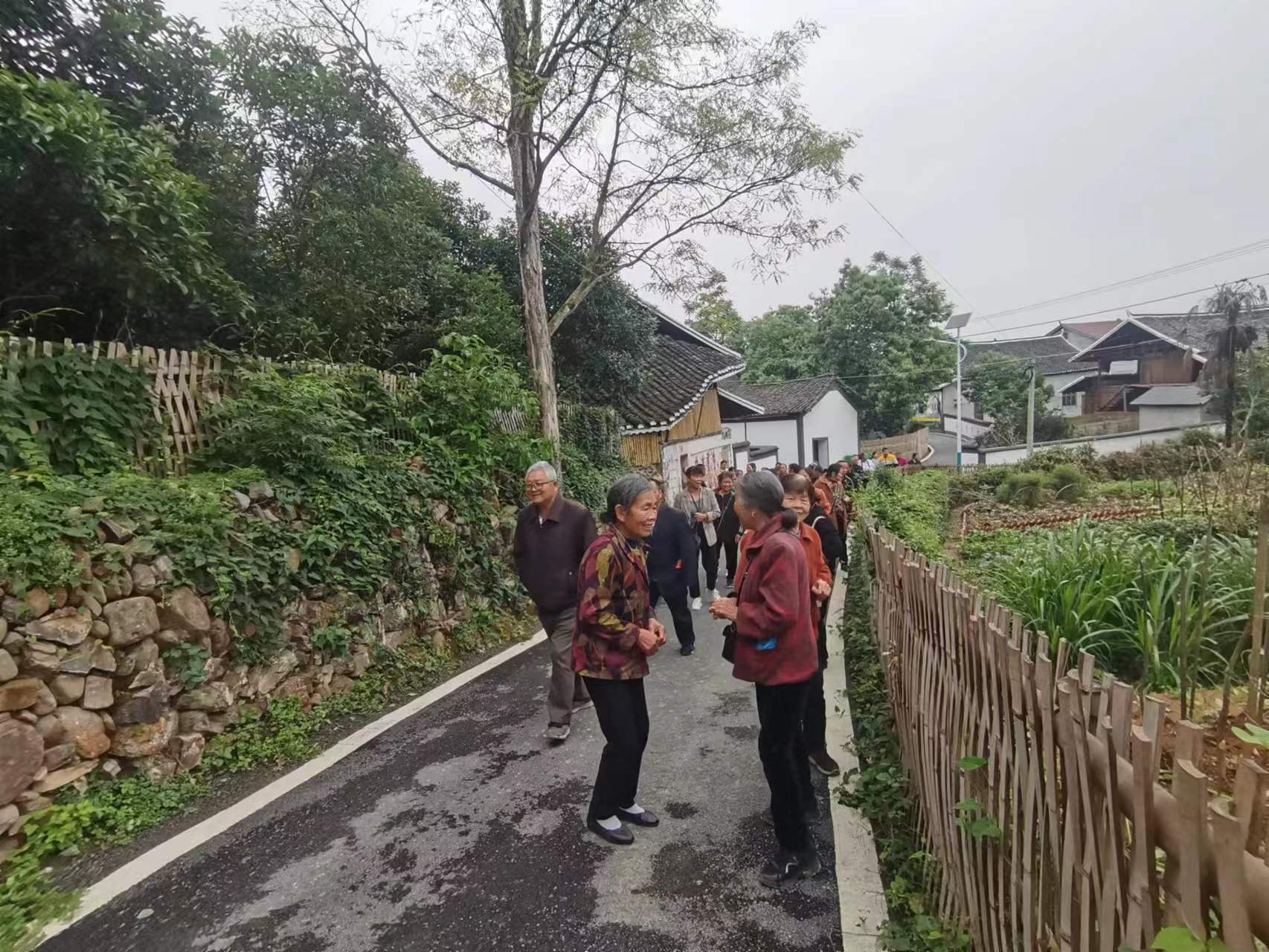 坡脚村组织党员参观黄旗村