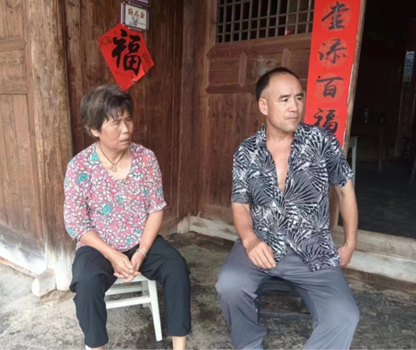 黄旗村邻长入户走访群众